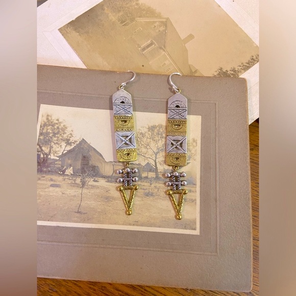 Retired Sterling Silver two tone Silpada “Aztec” Drop Earrings. - Picture 2 of 7